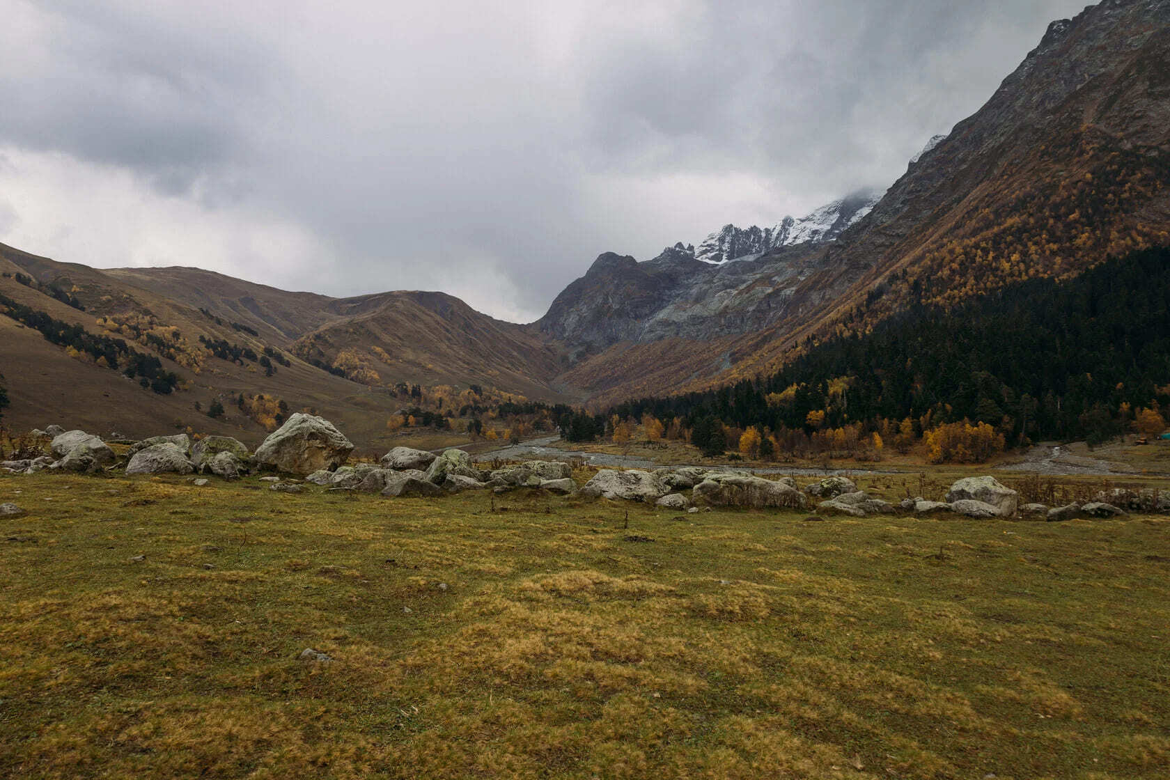 Архыз, горная долина с хвойным лесом в туре Старостин.тревел