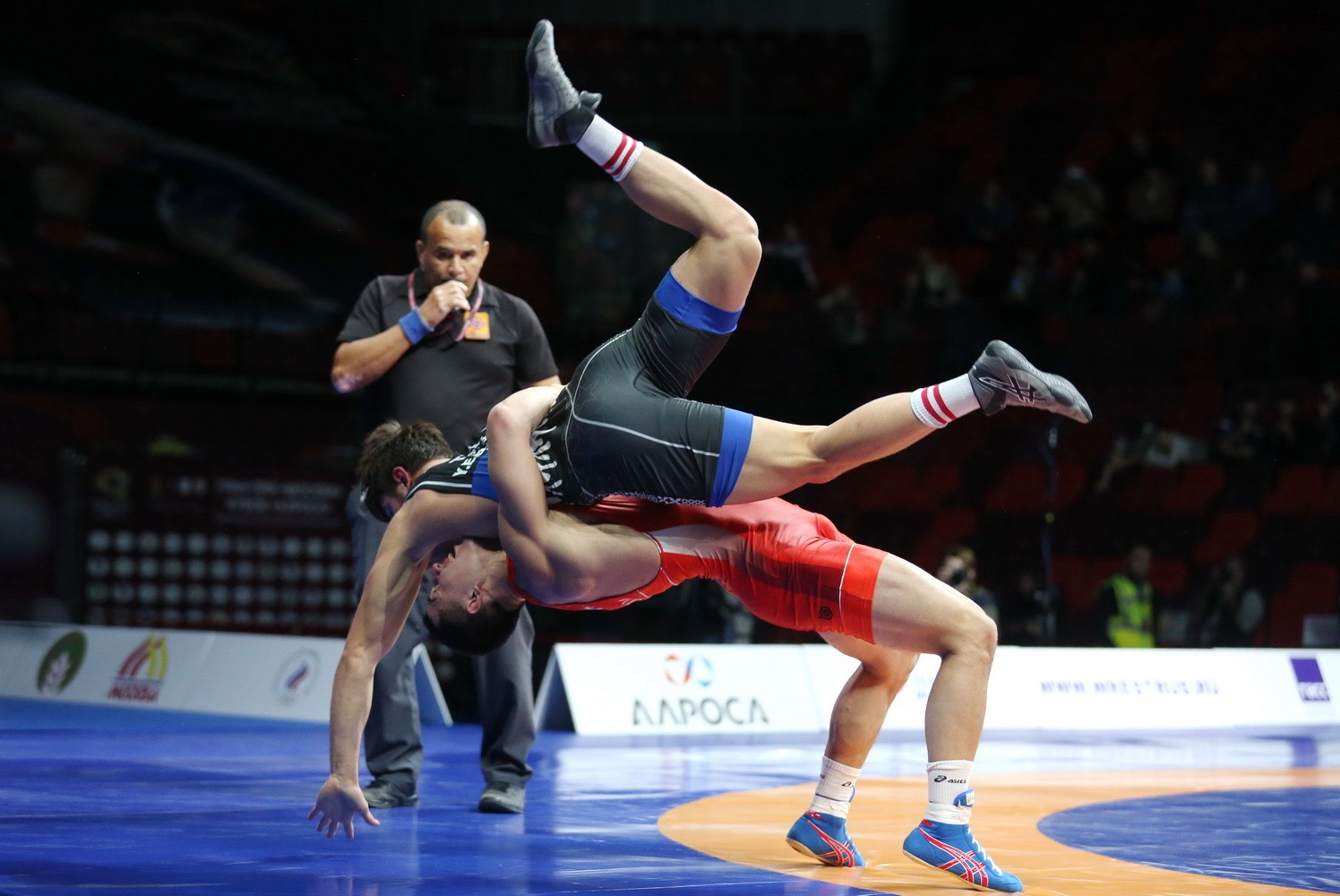 Борьба wrestling. Алан Остаев. Алан Остаев борец. Греко Роман врестлинг. Магомедгаджи Раджабов борец.