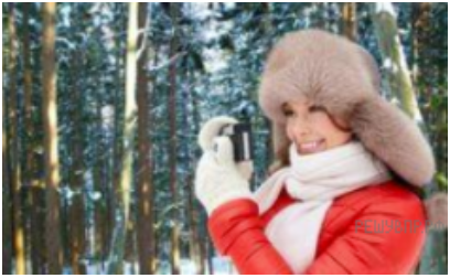 Photo 1 — Улыбающаяся женщина фотографирует зимний лес