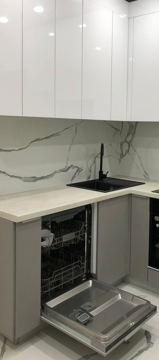 Рабочая зона для ребенка у окна