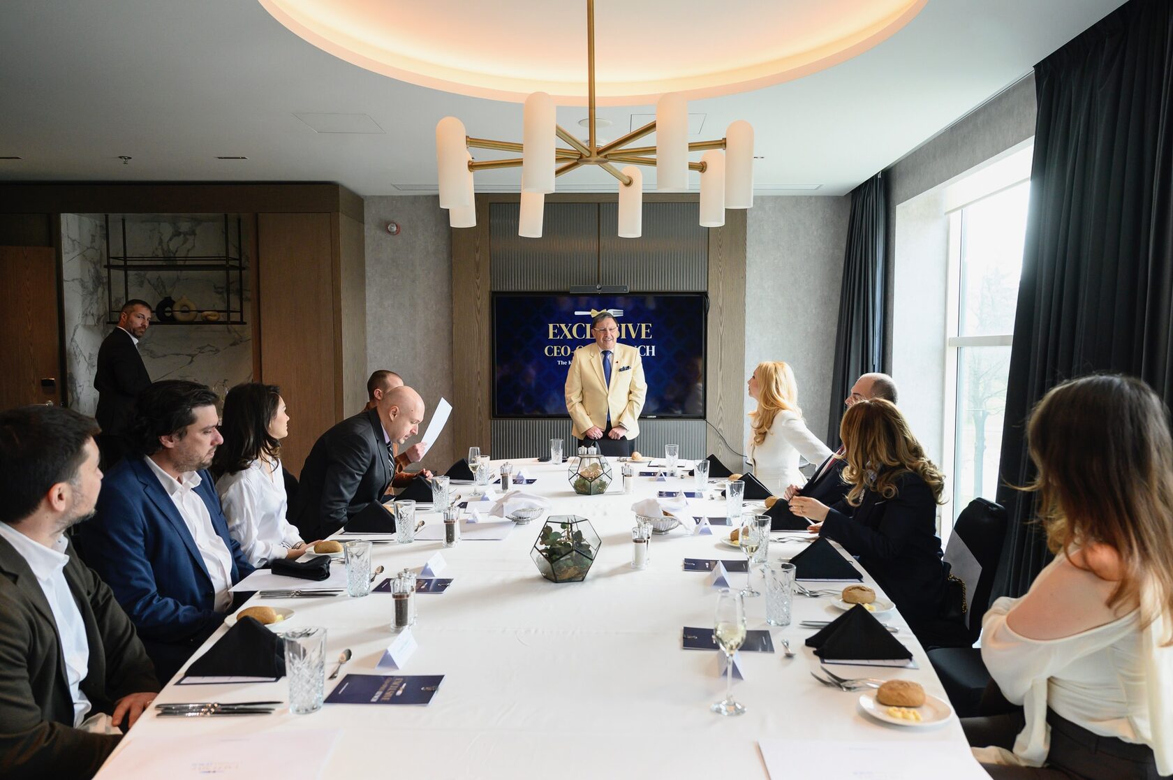 Участниците на CEO Only Lunch, сред които Йордана Димитрова от „Великолепната Жена“, седнали около общата маса в Hilton Sofia