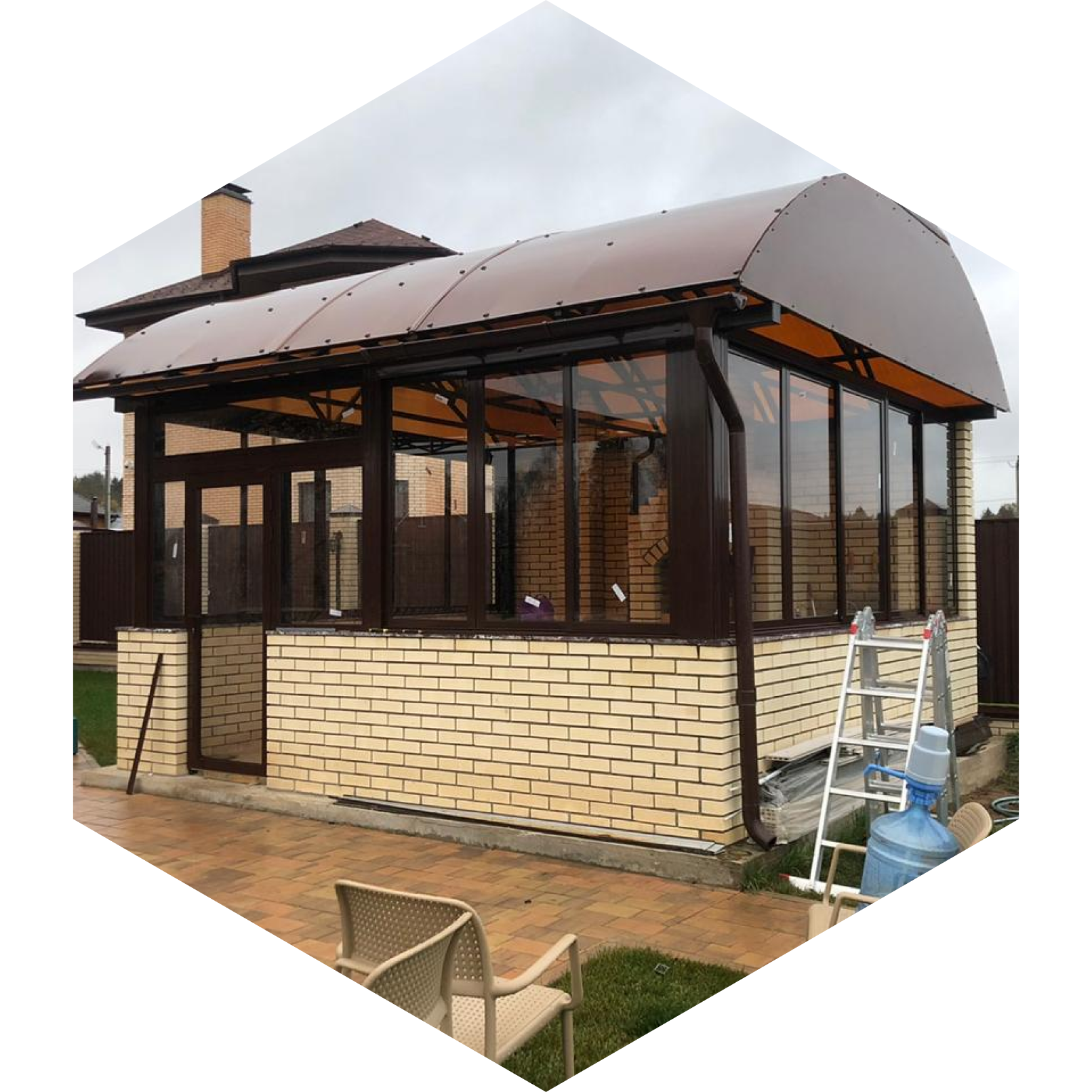 Пример остекления беседки у частного дома
