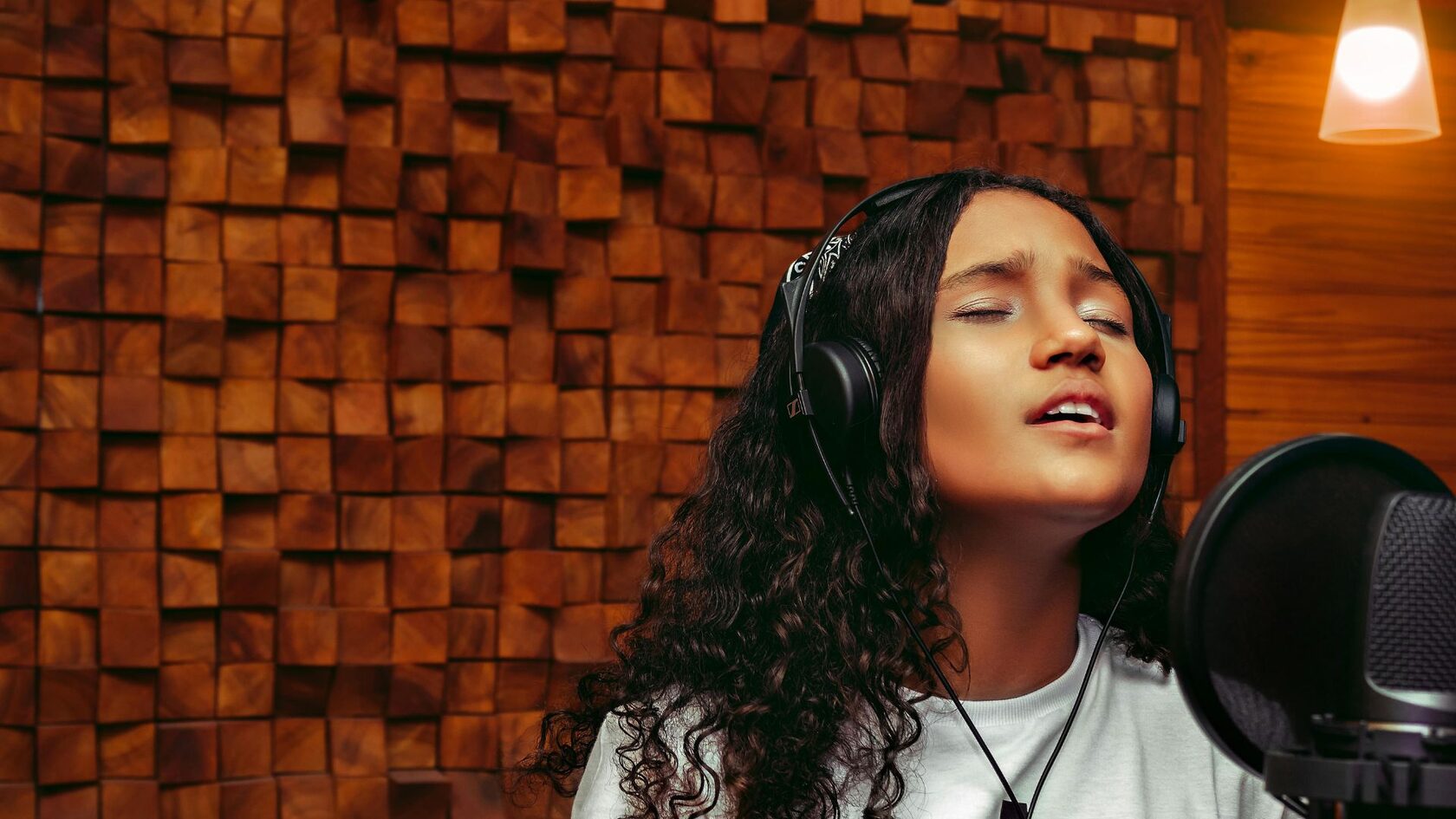 девушка поет с микрофоном