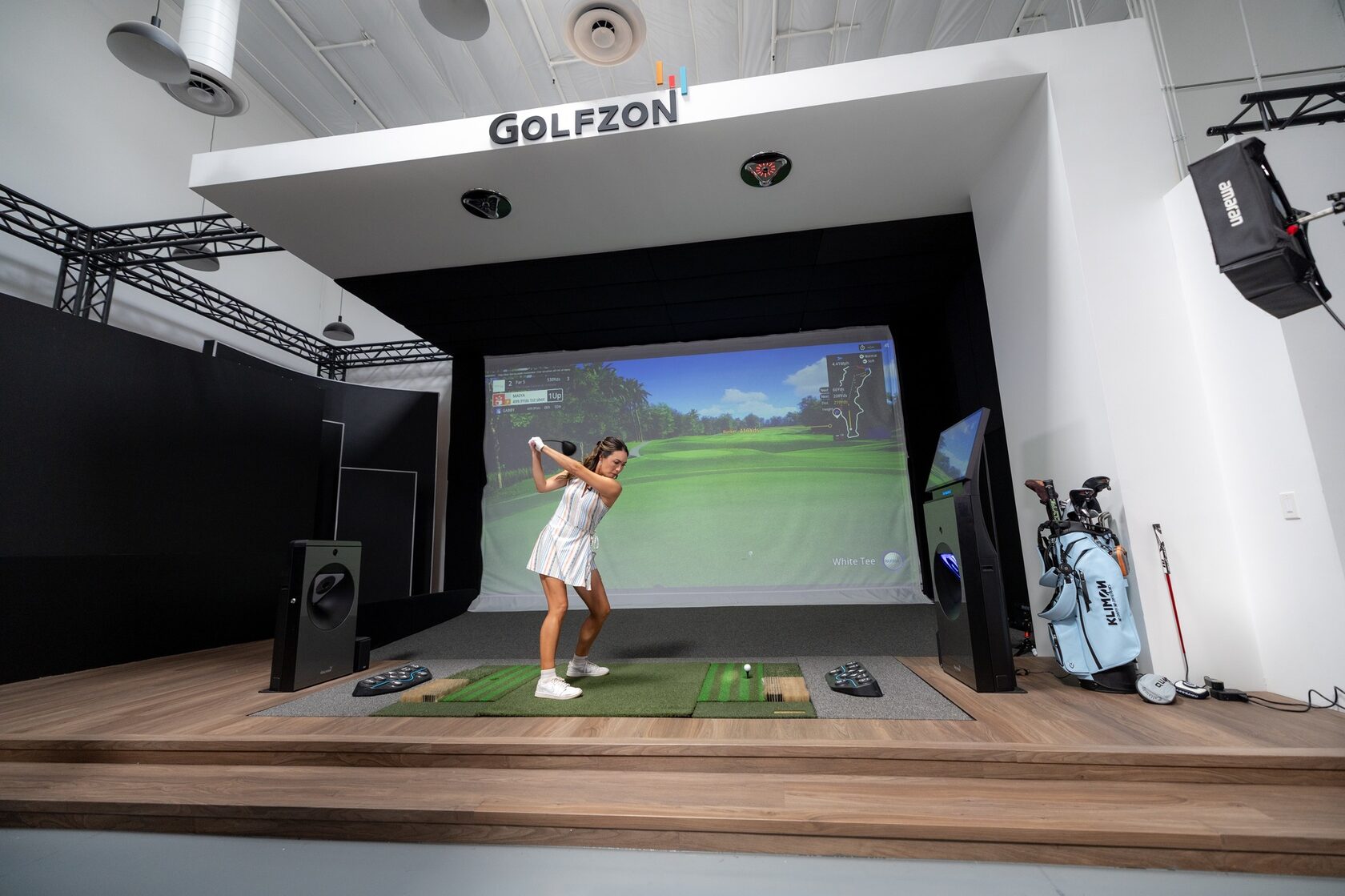 Симулятор гольфа GOLFZON в интерьере