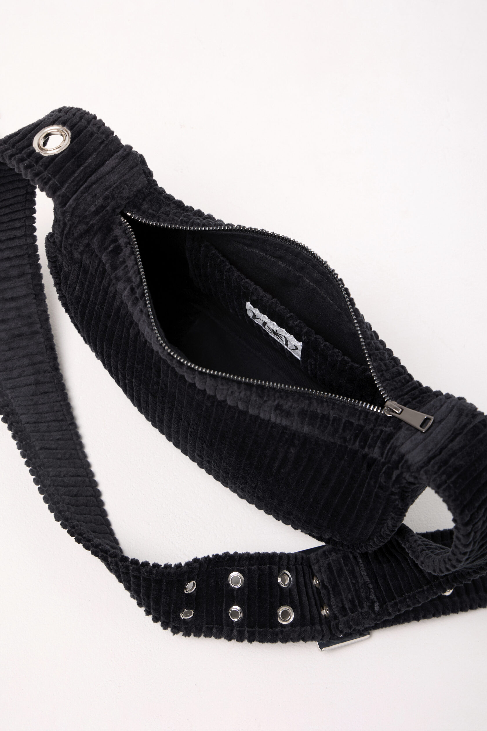 Полный образ модели в костюме из вельвета Барби