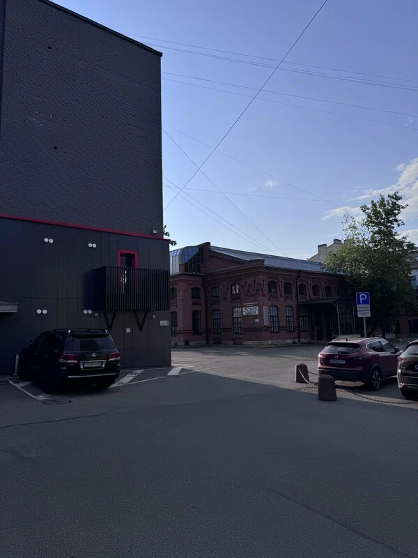 Парковка у входа в фотостудию для мероприятий