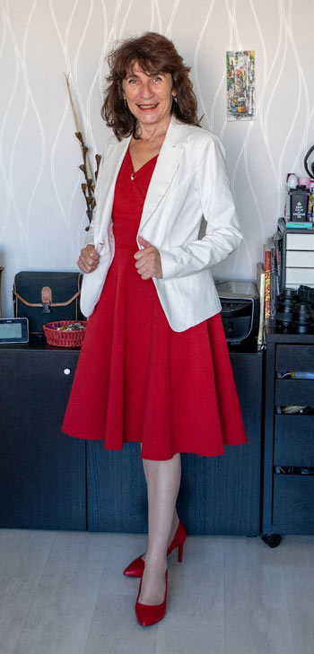 Бяло дамско сако и червена рокля от Efrea