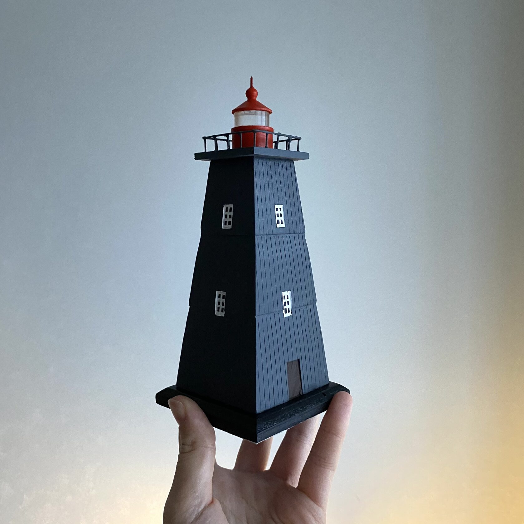 деревянная модель маяка чёрная башня с острова мудьюг