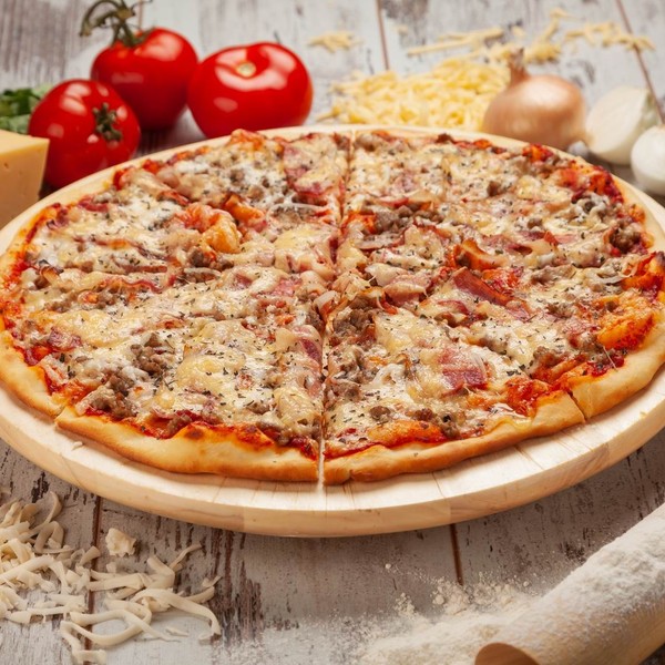 Пицца с фаршем и колбасным сыром