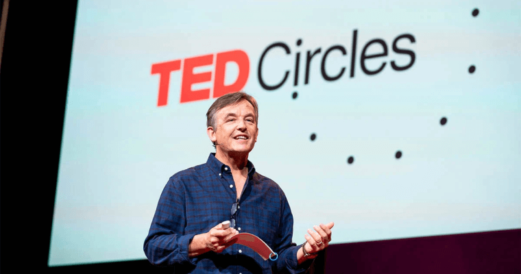 мужчина в синей рубашке выступает TED