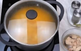 Приготовление супа из консервированной горбуши с картошкой и пшеном: шаг 8