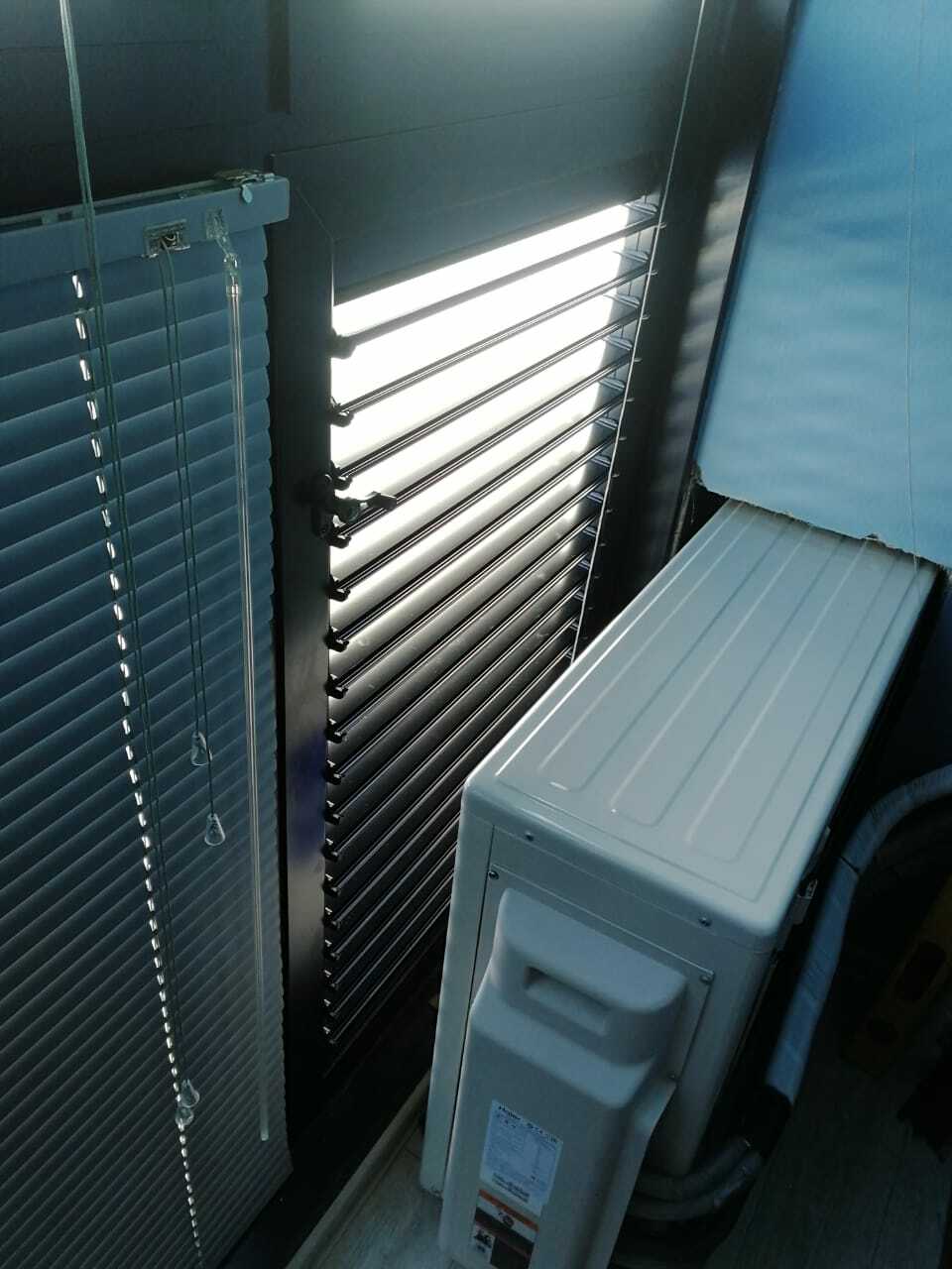 Замена вентиляционной решетки на балконе на регулируемые вентставни