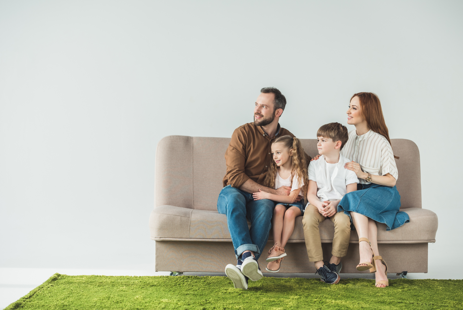 Its a room. Семья на диване. Счастливая семья на диване. Семейная фотосессия на диване. Программа семейная ипотека.