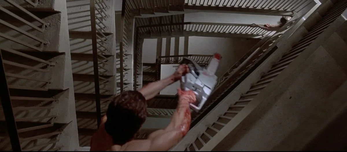 Патрик Бейтмен с бензопилой, кадр из фильма Американский психопат