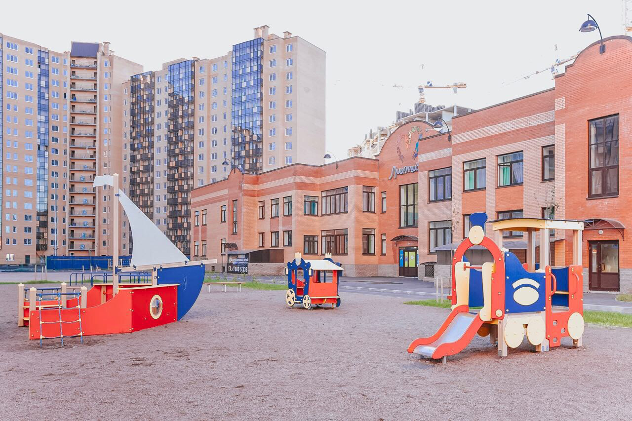 Детская площадка во дворе сада