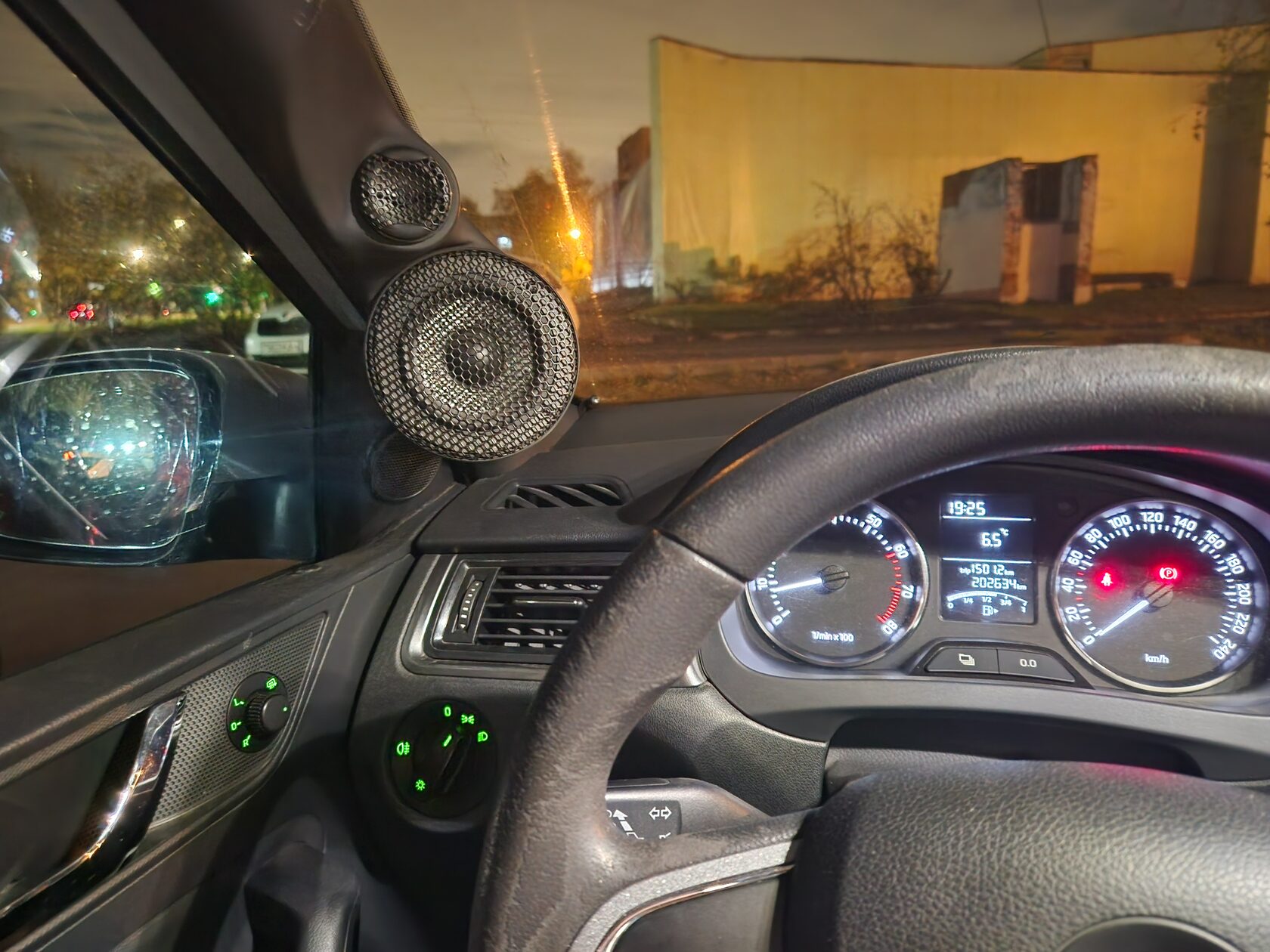 устанвока автозвука skoda rapid