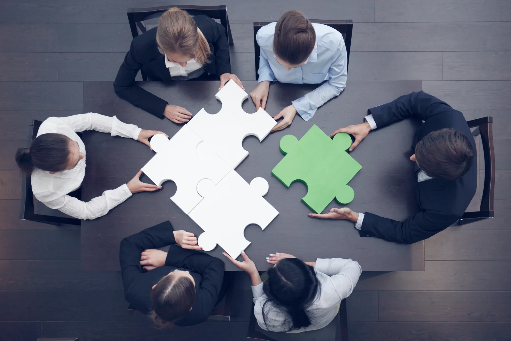 Команда консультантов EM Consulting на деловой встрече