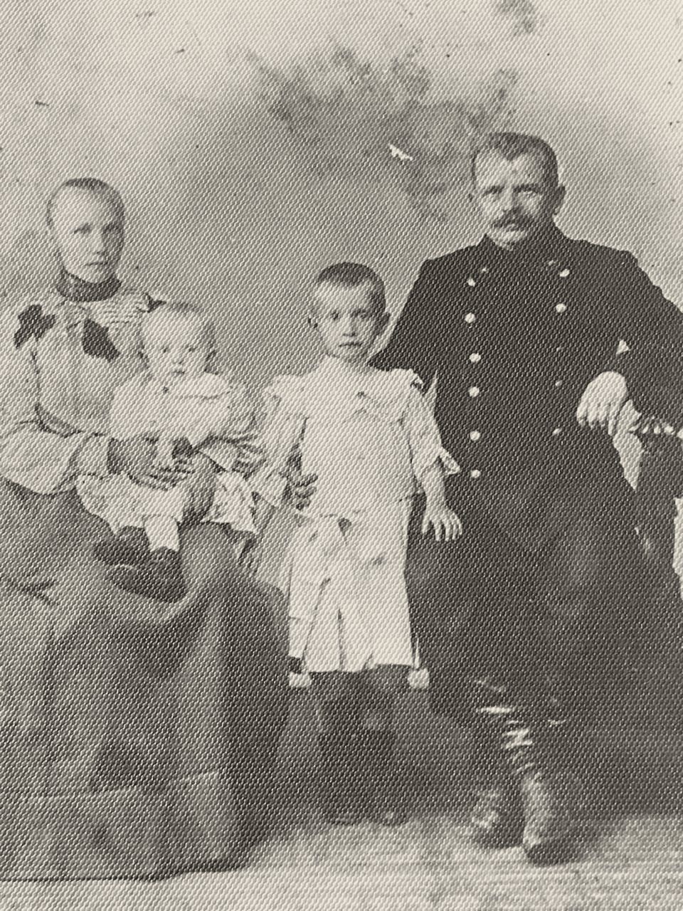 Архивная семейная фотография: родители и двое детей