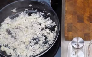 Приготовление горохового супа с копчёными свиными рёбрышками: шаг 8