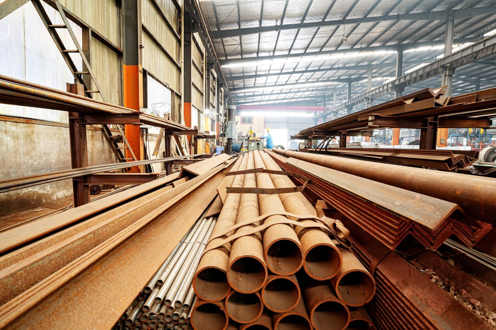 Больше стали. Металлопрокат Shutterstock. Пол в сталелитейном заводе. Steel Factory Floor, Stacked with a lot of Steel ￼ g. Металлопрокат конструкции Сток фото.