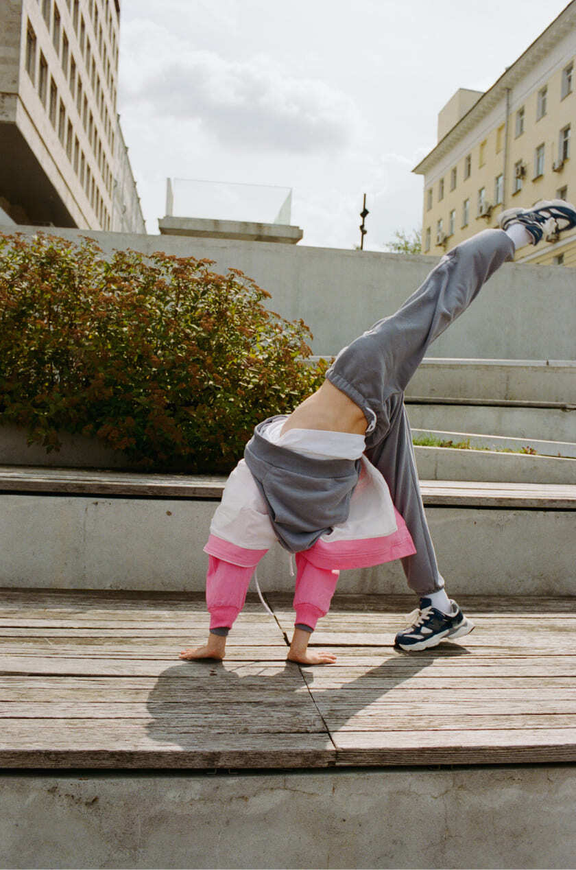 девочка в спортивном костюме делает сальто, джоггеры, худи, розовая куртка