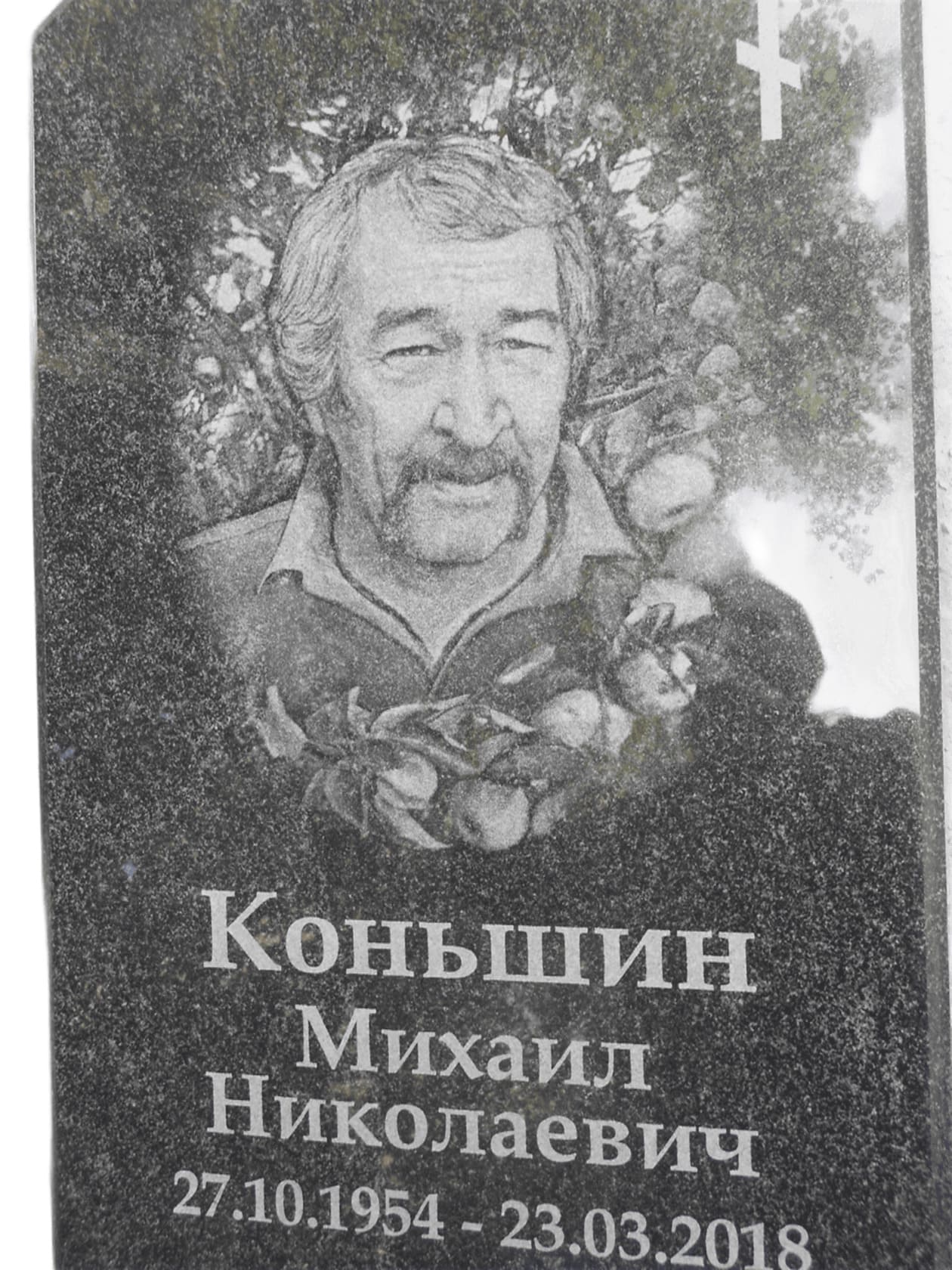 Памятник из Карельского гранита с вырубной формой &quot;Купол&quot;