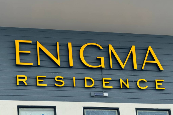 Брендинг агентства недвижимости Enigma Residence: лого, фирменный стиль, гайдбук, сайт