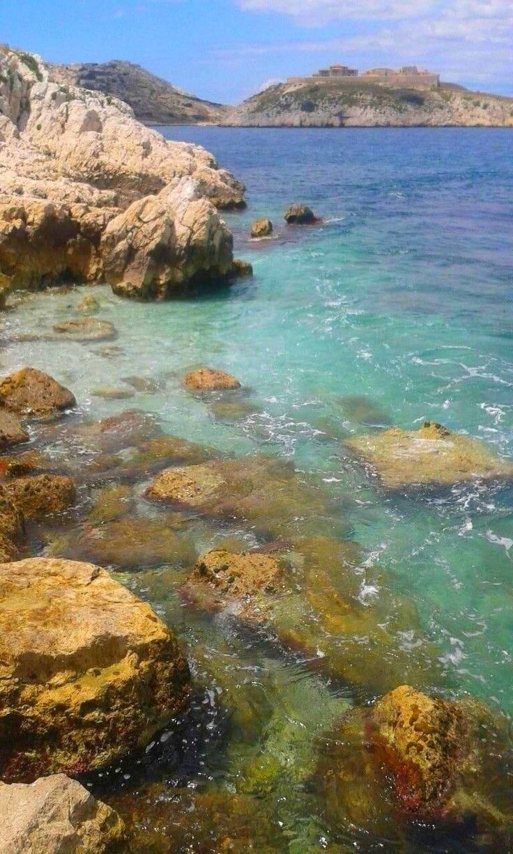 Каменистый берег с прозрачной водой