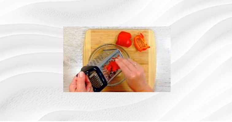 Приготовление рулета из омлета с сыром и кабачком: шаг 2