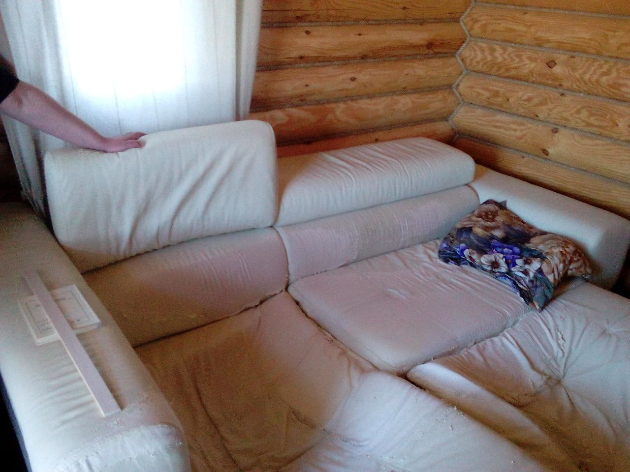 Угловой диван до ремонта: поврежденный каркас и старая обивка