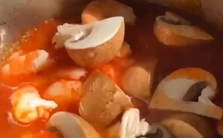Приготовление супа Том ям с креветками и грибами на кокосовом молоке: шаг 6
