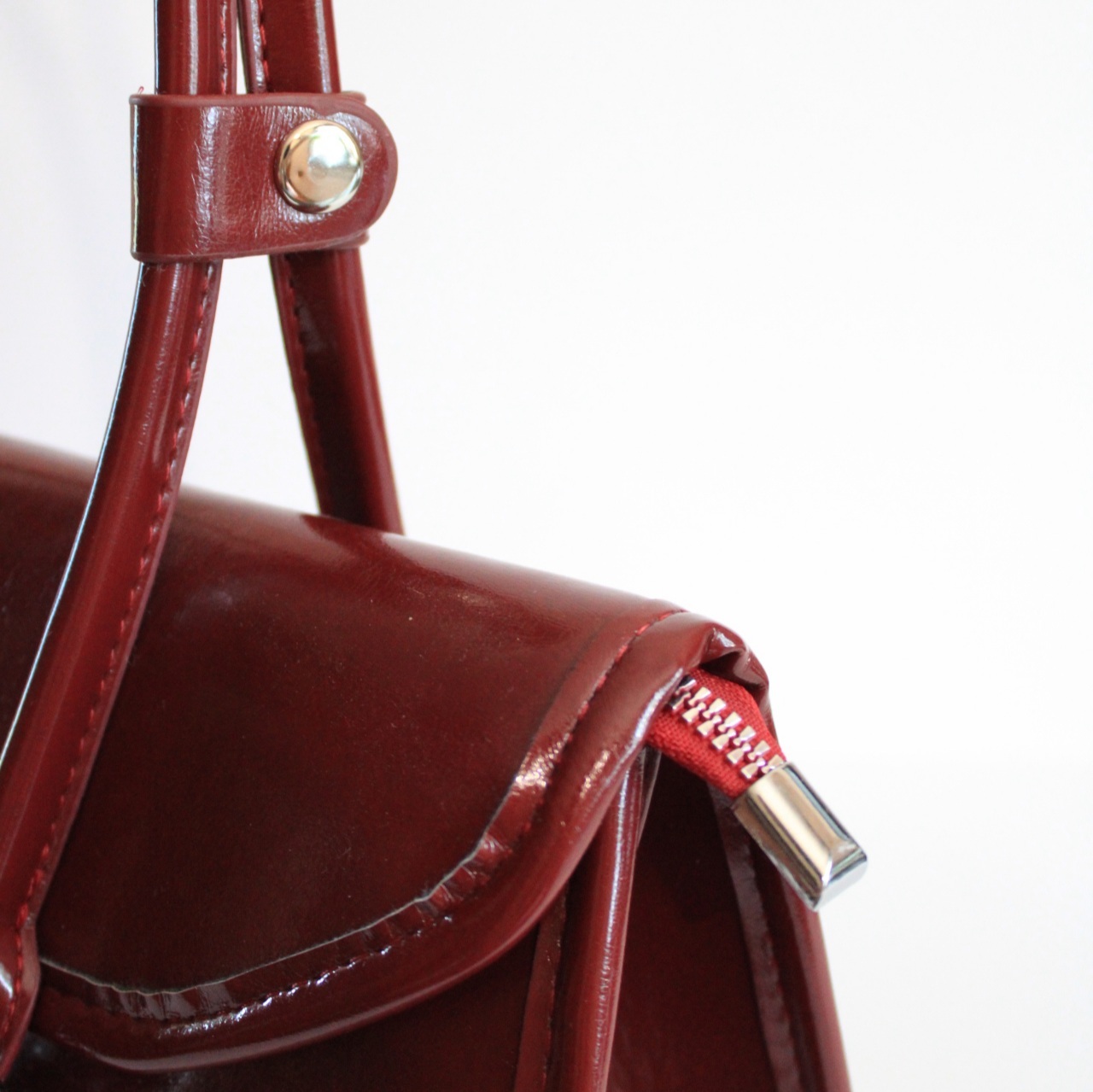 Купить сумку-багет красного цвета.