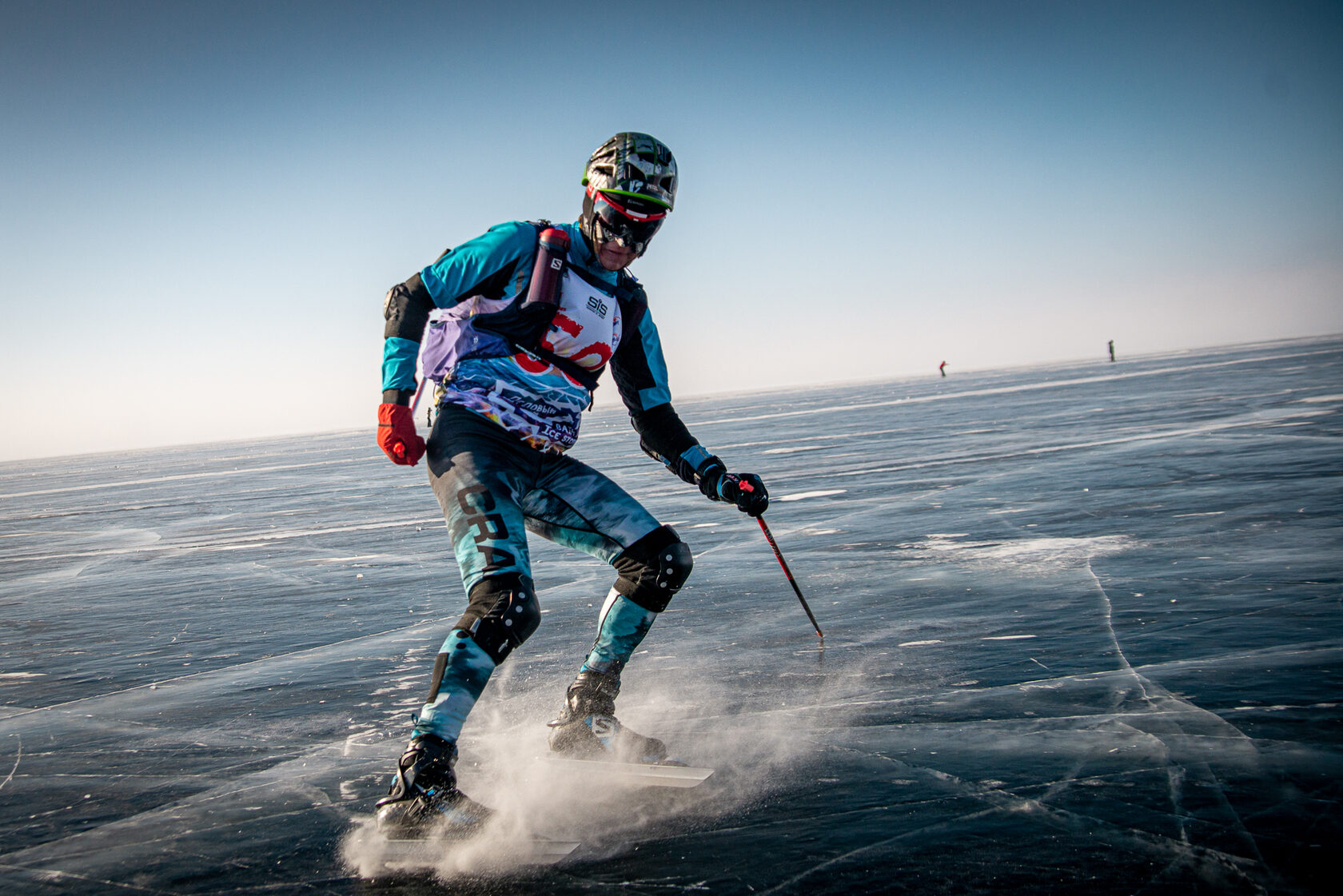 Байкал спорт. Байкал Ультрамарафон коньки. Ледовый марафон Владивосток 2022. Фотографии Ильи шторм.