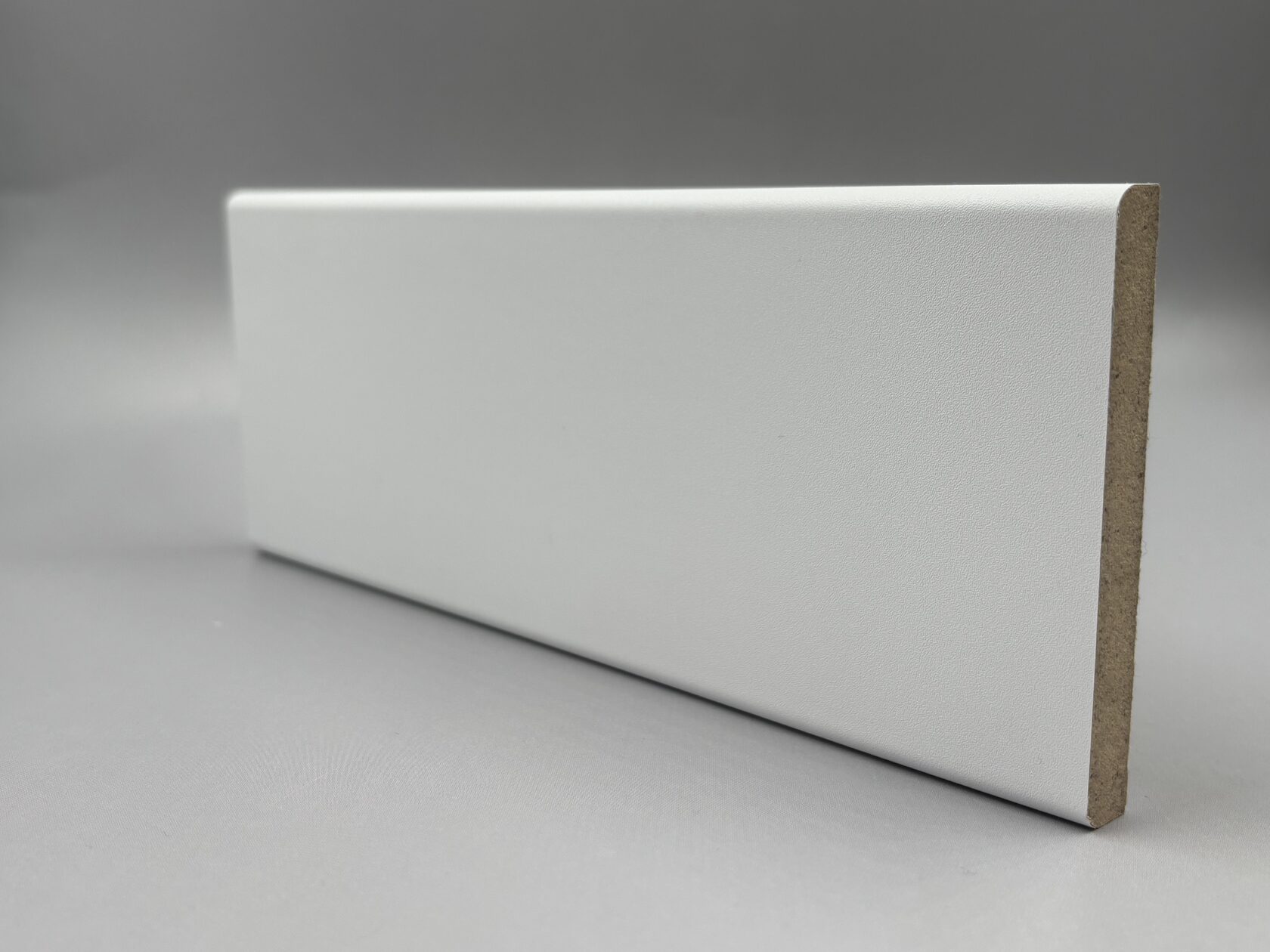 Плинтус тонкий МДФ классический белый под покраску в Санкт-Петербурге (СПб)