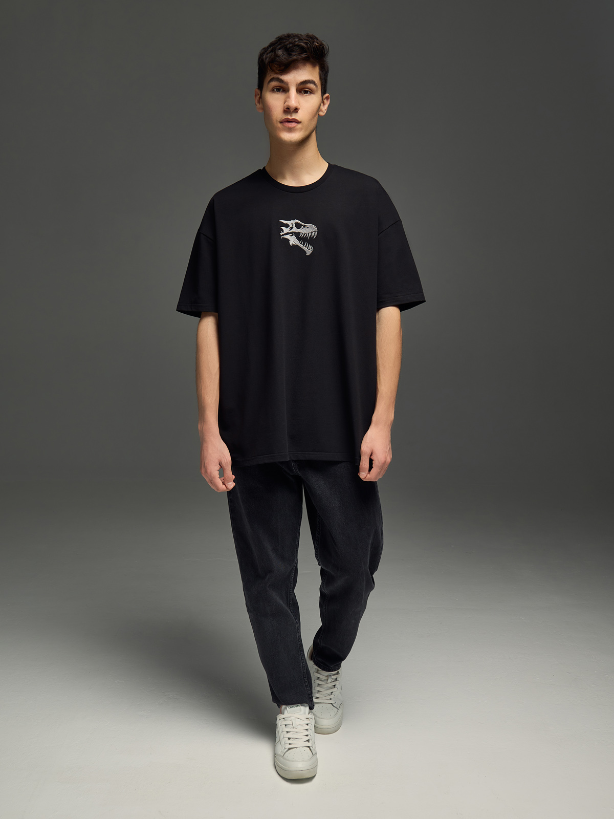 мужчина в черном спортивном костюме в студии 