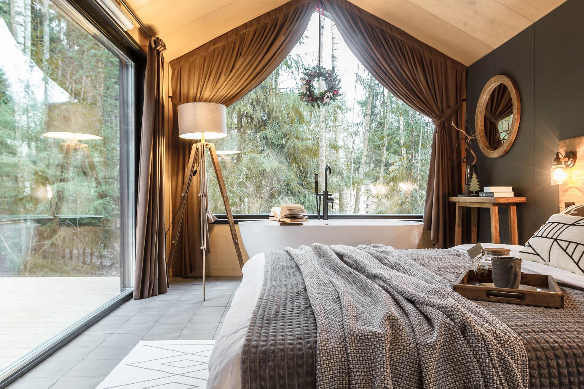 Домик для двоих в Подмосковье с ванной у окна и панорамными окнами