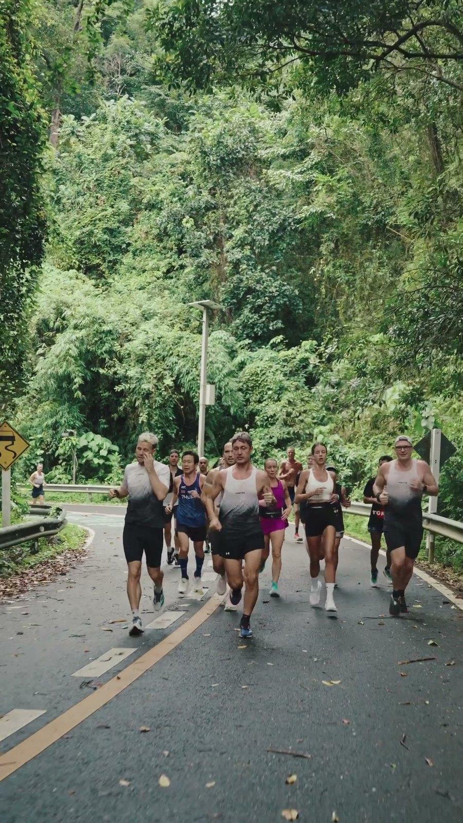 Забег PhuketRun по дамбе Bang Wad: разминка, трасса вдоль водохранилища и работа на траве после финиша