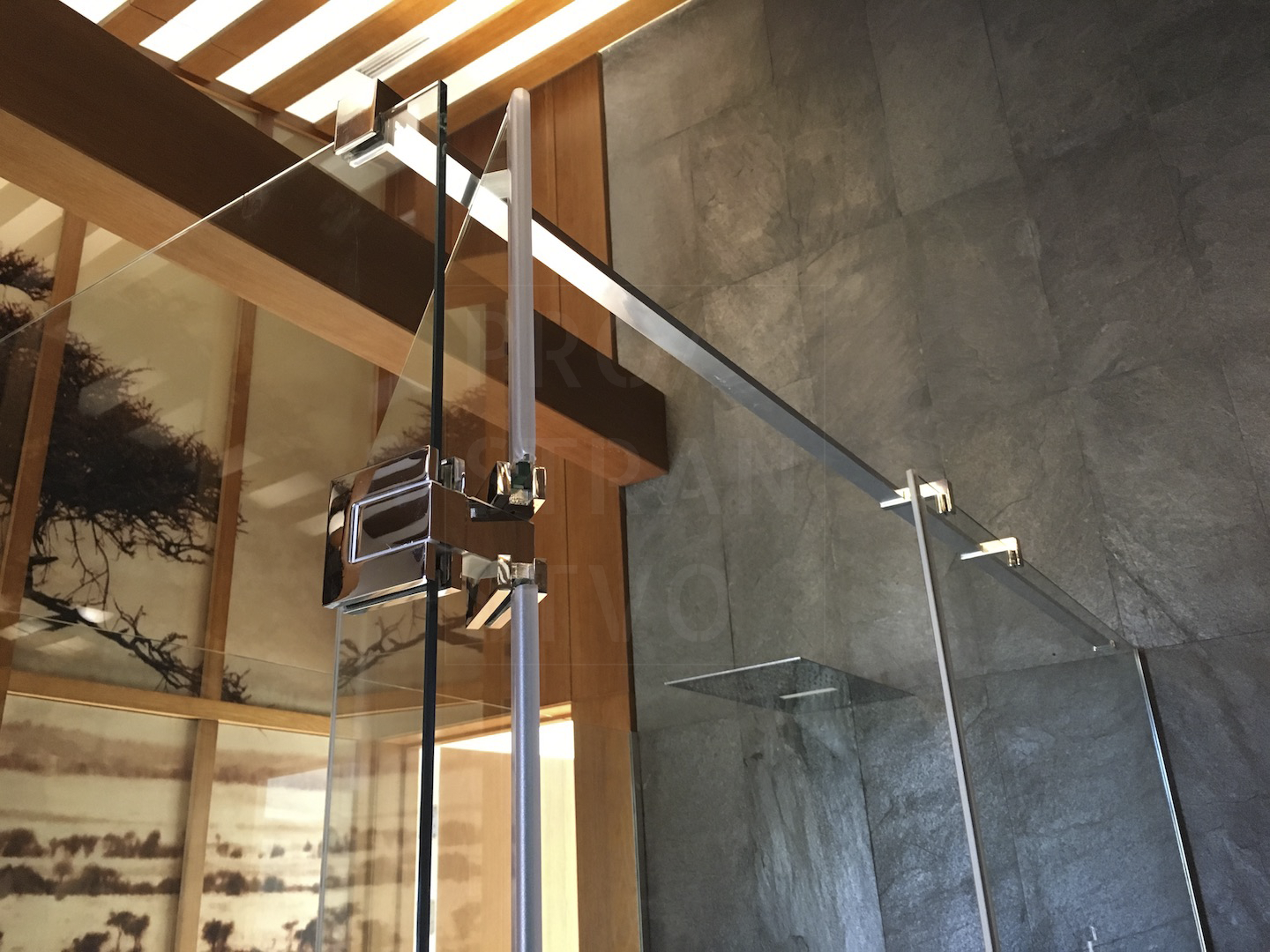 Частный дом в Коломягах - отдельностоящая П-образная душевая кабина.