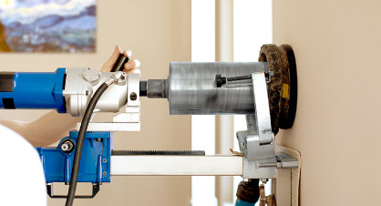 Бурение отверстия в стене диаметром под воздуховод для бризера