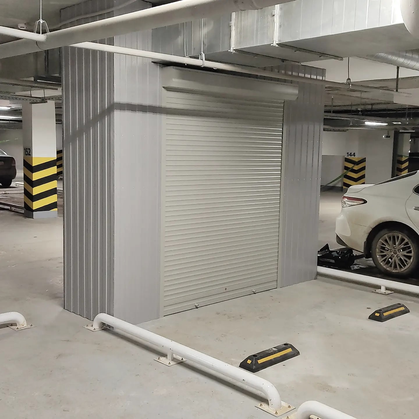 Шкаф с ролетой в паркинг (MaxParking) серебристого цвета из профлиста для сноубордов,шин, покрышек вместо кладовки