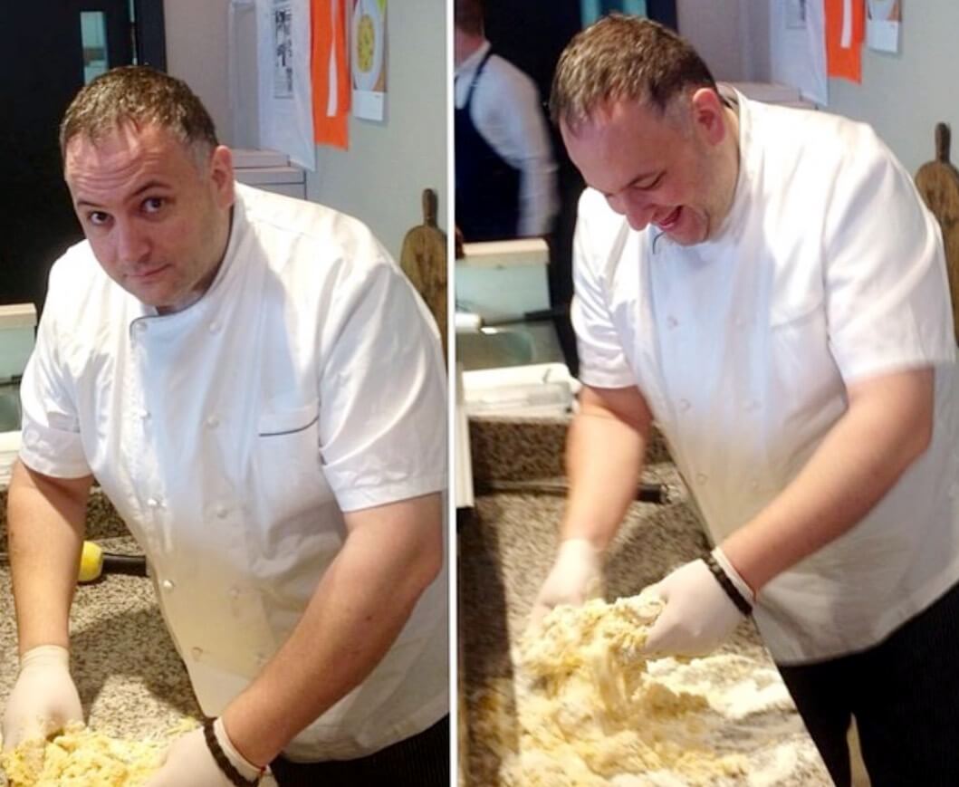 Вальтер Бизоффи готовит тесто для пиццы "МамаМиа"