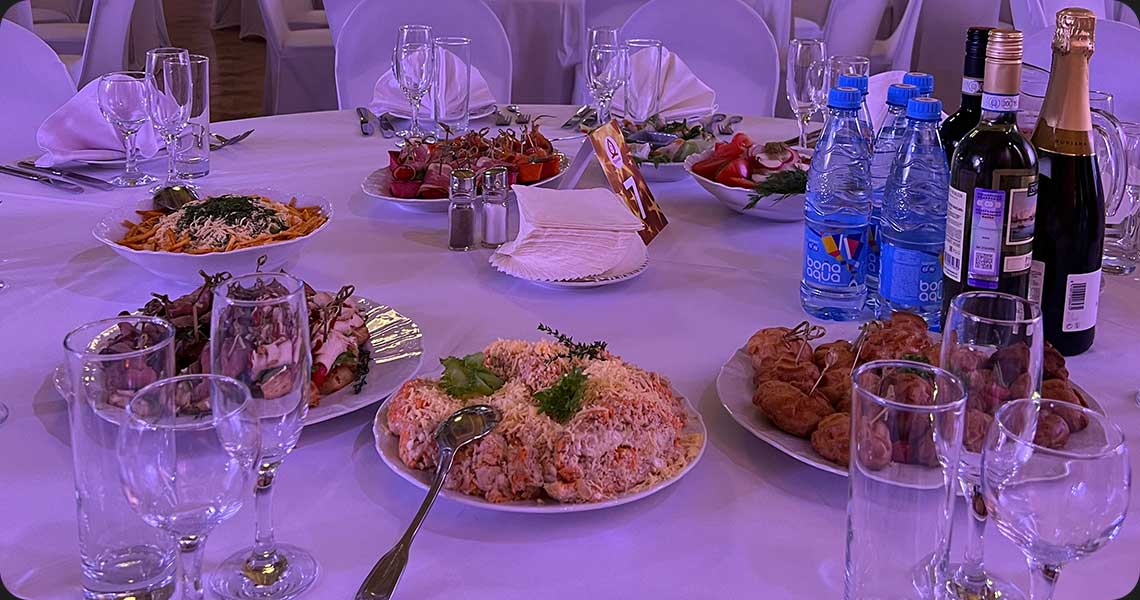 салаты и закуски на праздничном столе