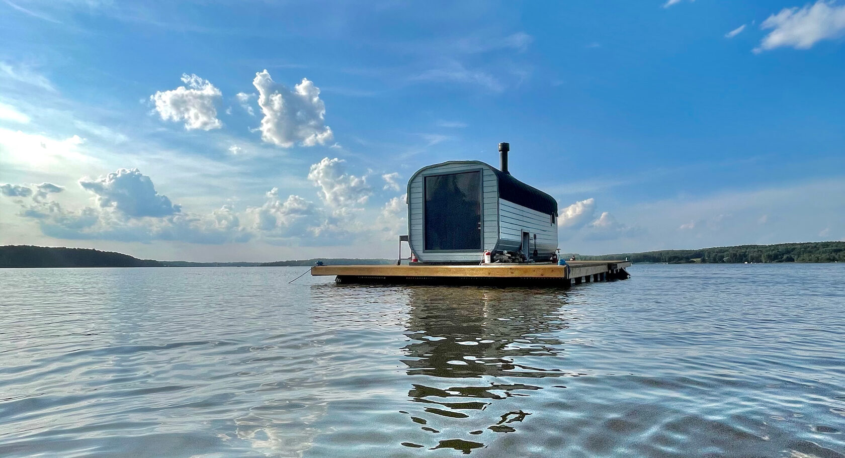 Плавучая баня с просторным понтоном и панорамной парной на Икшинском  водохранилище | Sunset Beach Moscow