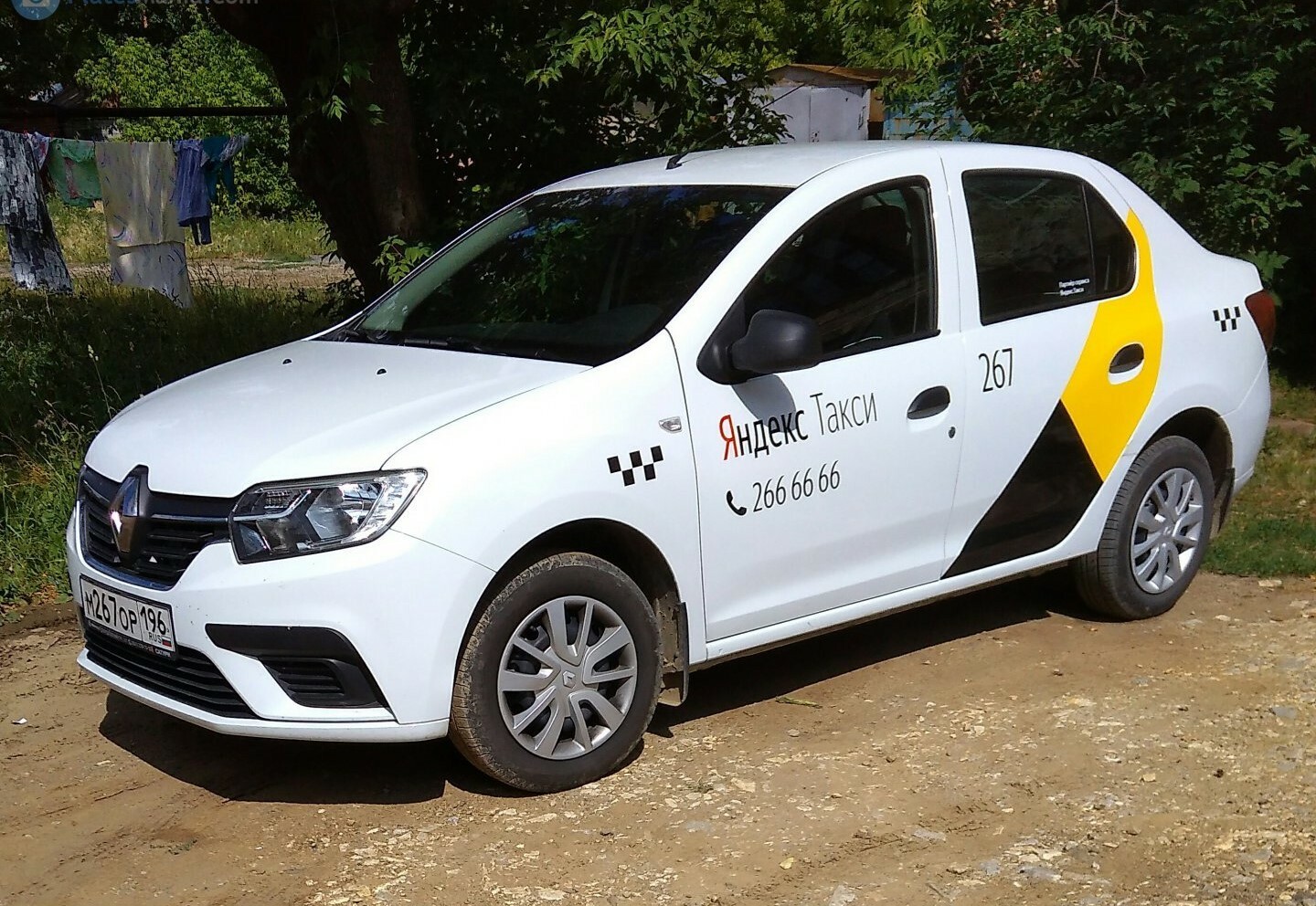 Renault Logan вошел в ТОП-3 бюджетных иномарок для работы в такси