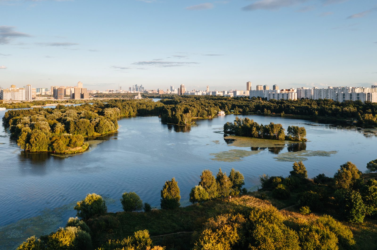 Вид из окон ЖК «Скай Гарден»: водоём, зелёные зоны и городской горизонт