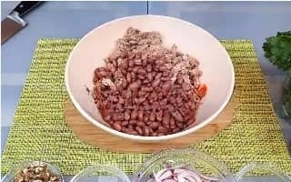 Приготовление салата «Тбилиси» с красной фасолью и говядиной: шаг 6