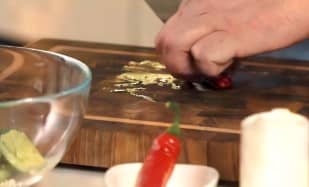 Приготовление салата из битых огурцов по рецепту Ивлева: шаг 7