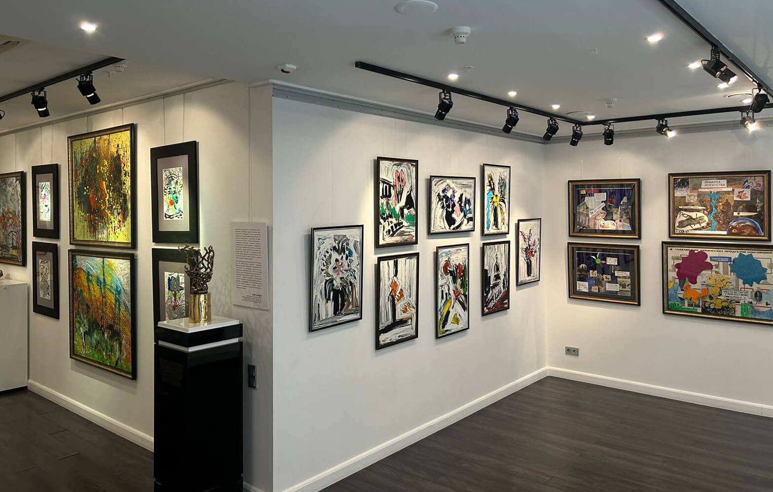 Выставочное пространство с картинами, аккуратно развешанными вдоль стен