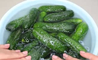 Приготовление салата из резаных огурцов «Зимний король» на зиму: шаг 2