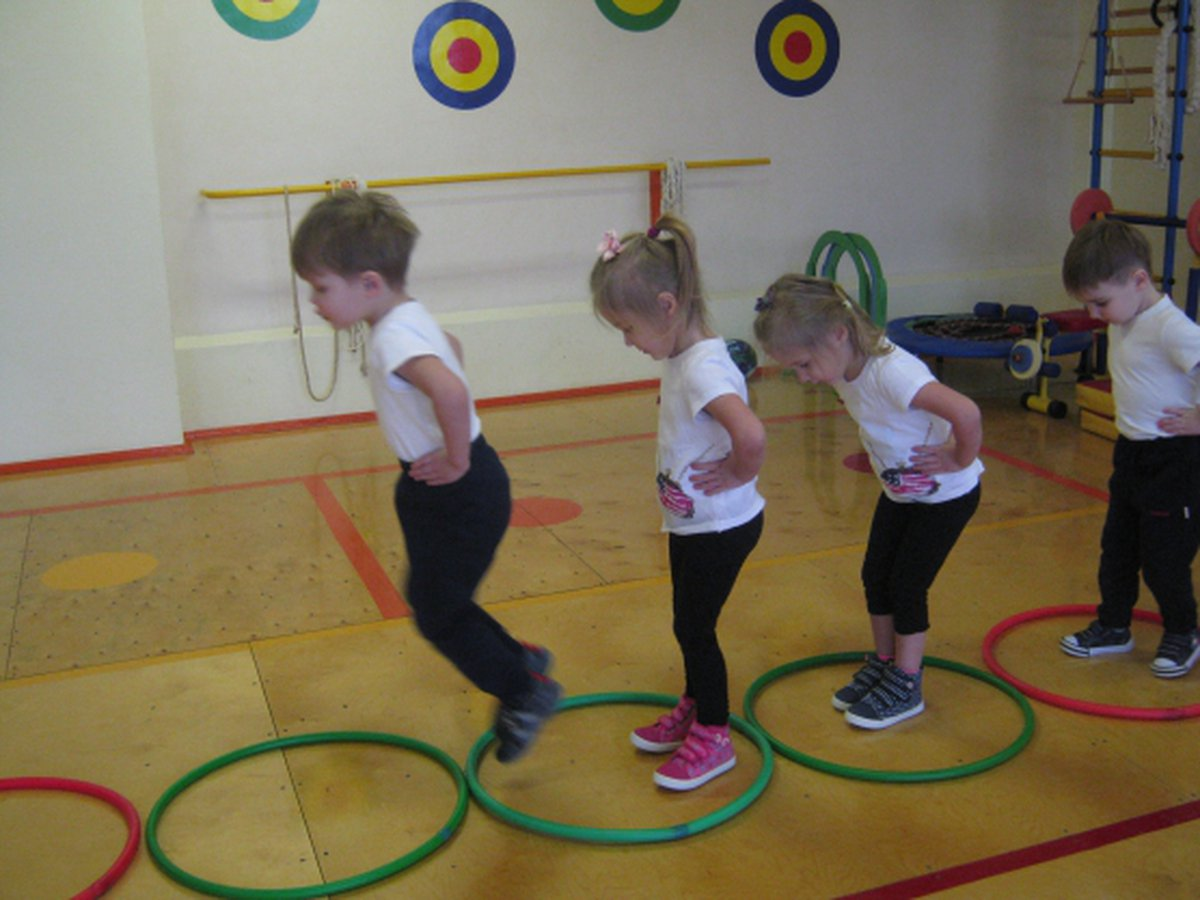 Развлечение цель подготовительная. Физкультурные занятия в ДОУ. Занятия физкультурой в детском саду. Игровые упражнения в детском саду. Физкультура в детском саду младшая группа.